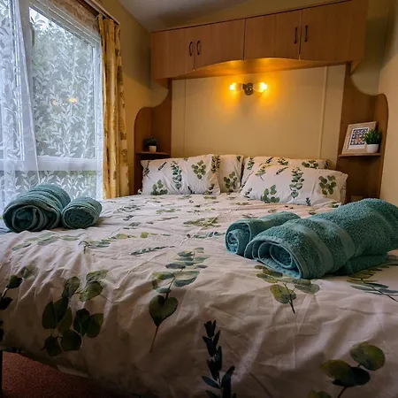The Fox Den Hotel Rhosgoch Exterior photo